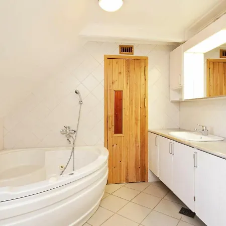 Five-bedroom Holiday In Nyborg